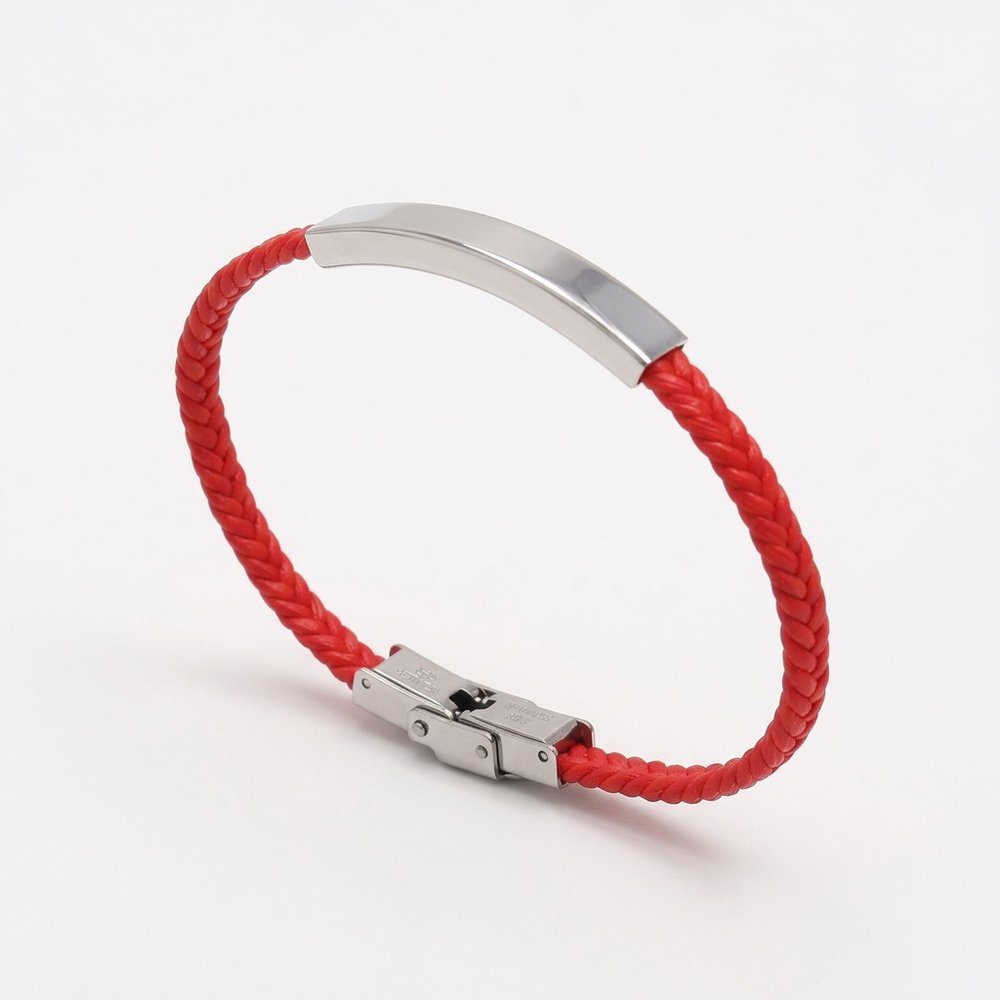 Bracelet femme gravé à cordon tressé, vue produit sur fond neutre