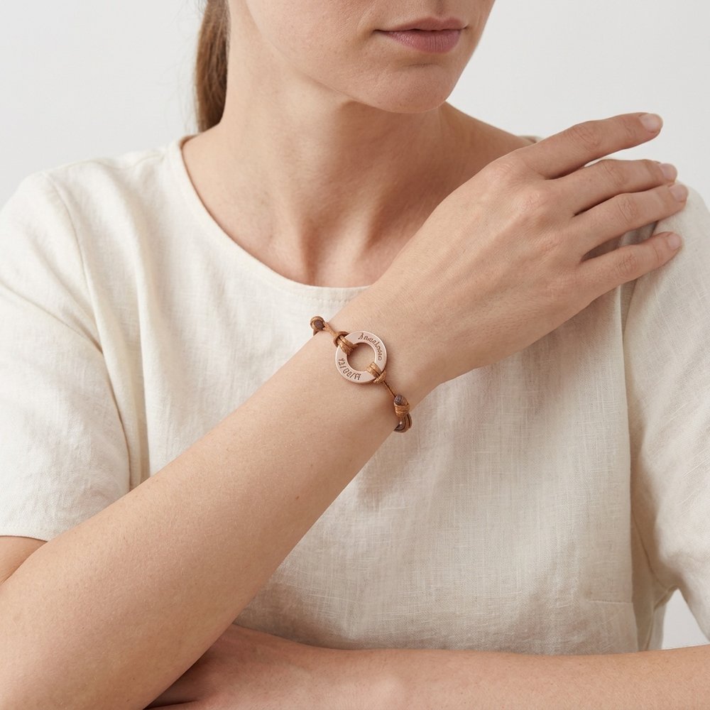 Bracelet femme personnalisé anneau gravé porté au poignet, acier inoxydable