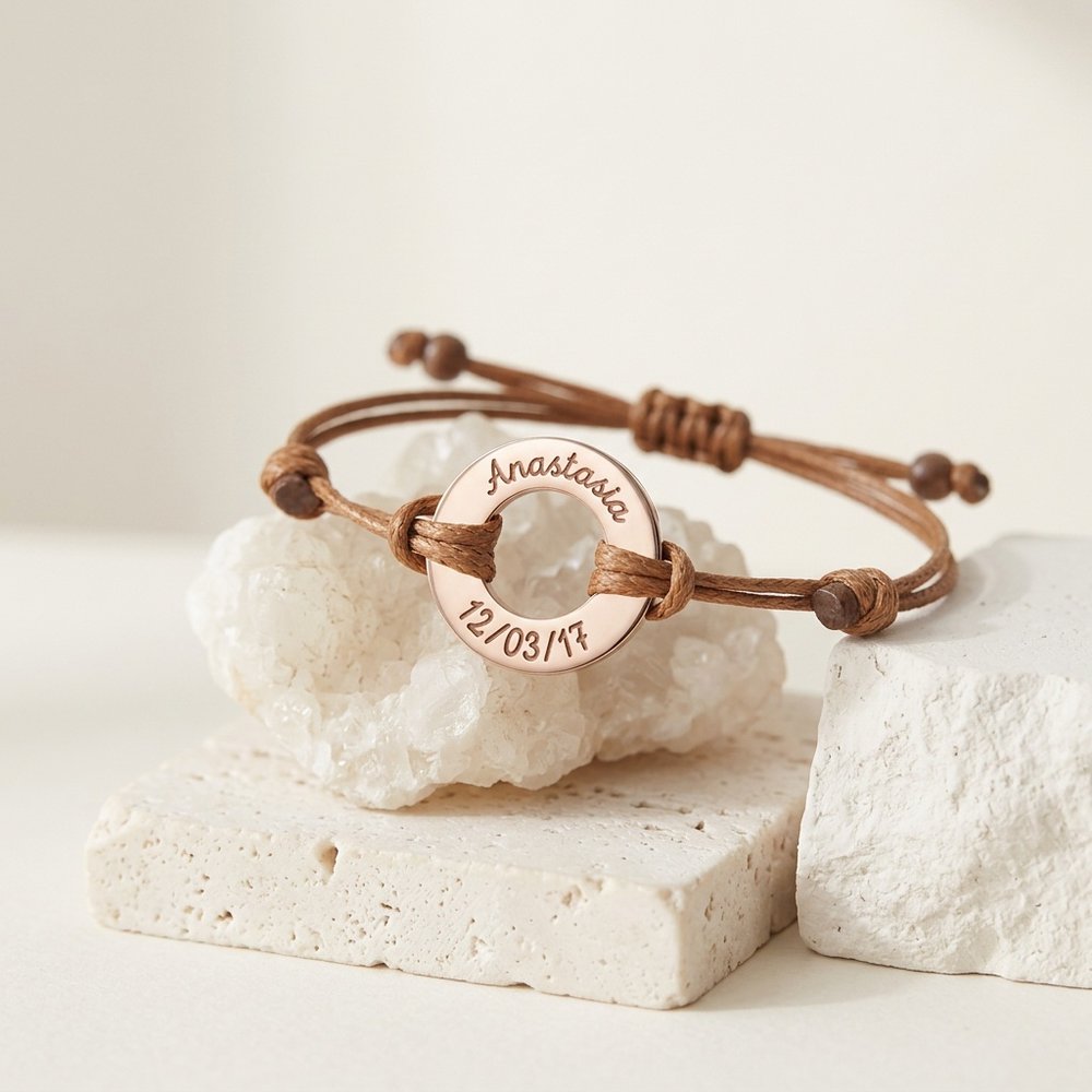 Bracelet femme personnalisé anneaux posé sur un support minéral ivoire