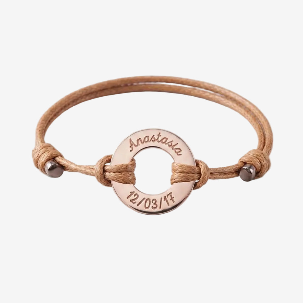 Bracelet femme personnalisé anneaux en acier inoxydable, vue produit sur fond neutre