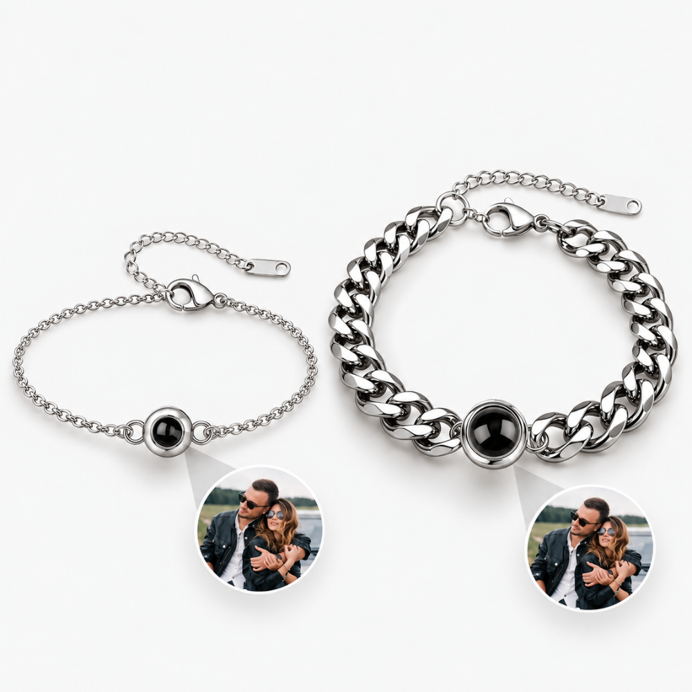 Bracelet homme et femme photo projection : chaîne fine femme et gourmette homme argentées, avec la même photo de couple dans chaque pendentif