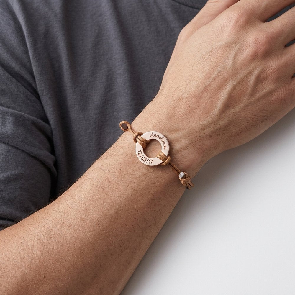 Bracelet homme personnalisé anneau gravé porté au poignet, acier inoxydable