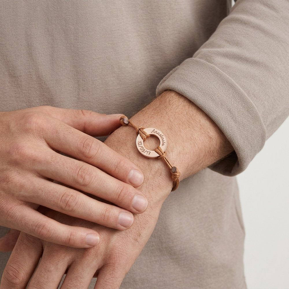 Bracelet homme personnalisé, geste de main près de l'anneau gravé au poignet