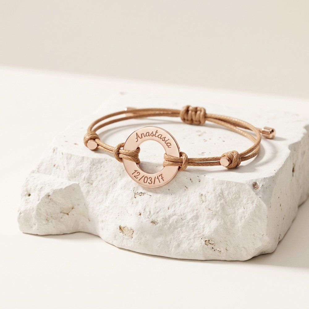 Bracelet homme personnalisé anneaux posé sur un support minéral ivoire