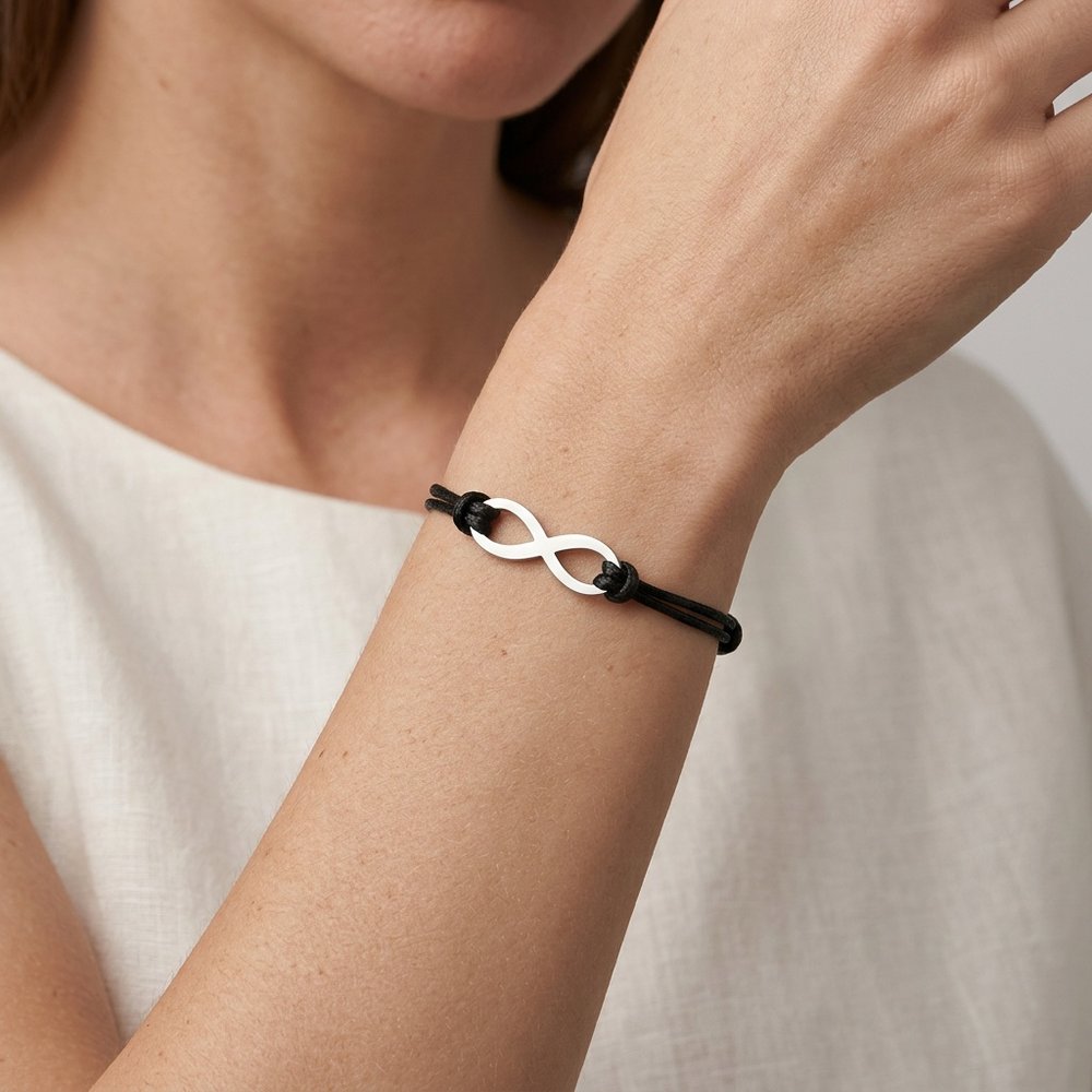 Bracelet infini personnalisé porté au poignet d'une femme