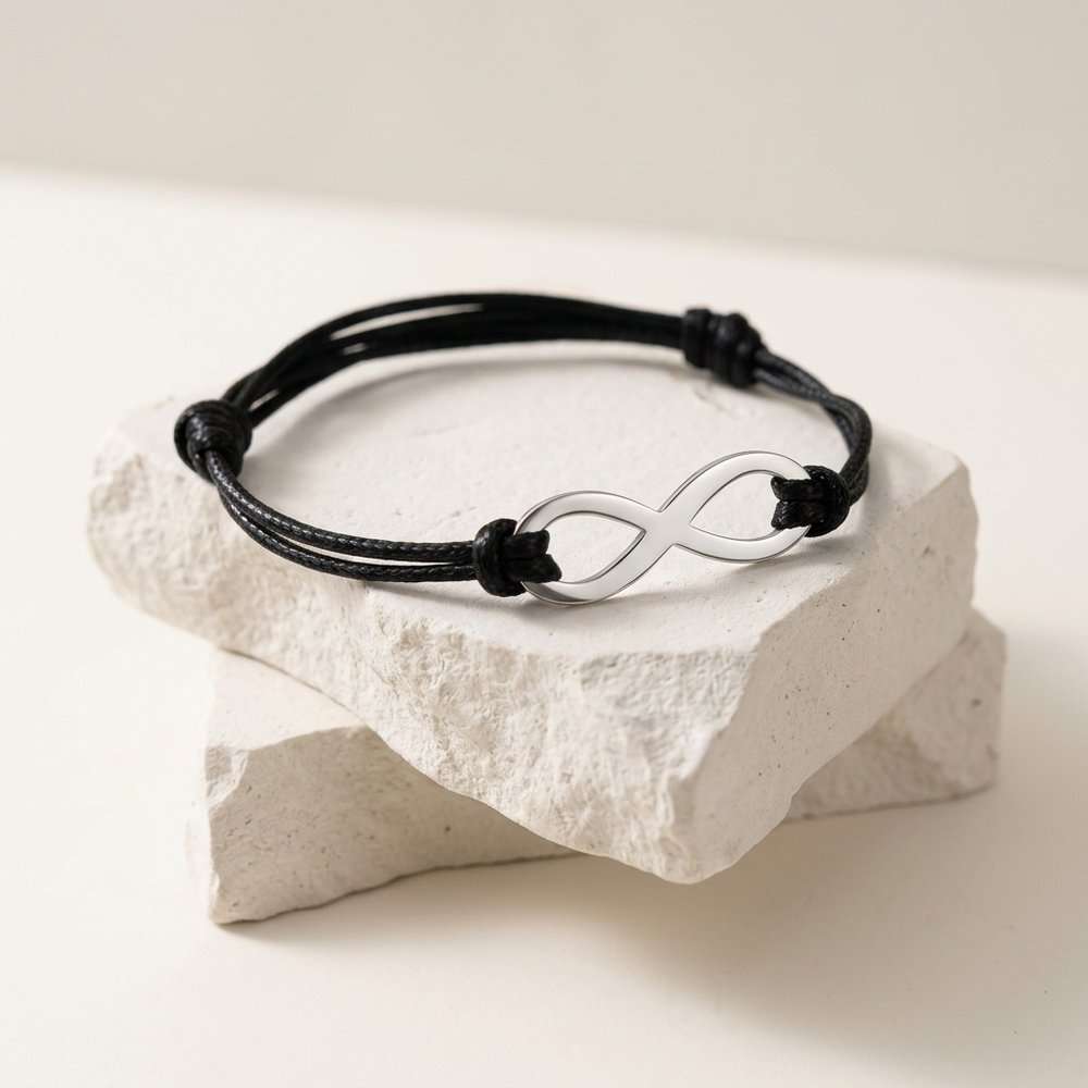 Bracelet infini personnalisé posé sur une pierre minérale ivoire