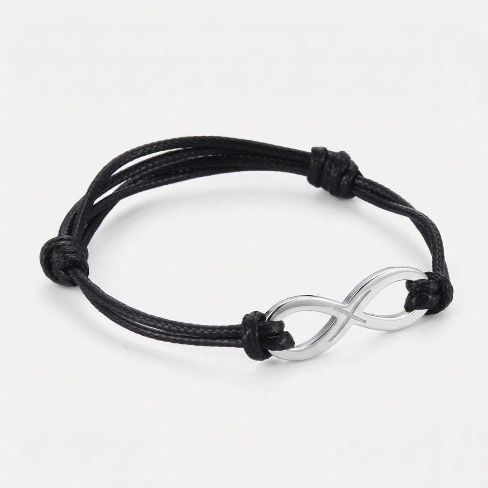 Bracelet infini prénom en acier, vue produit sur fond neutre