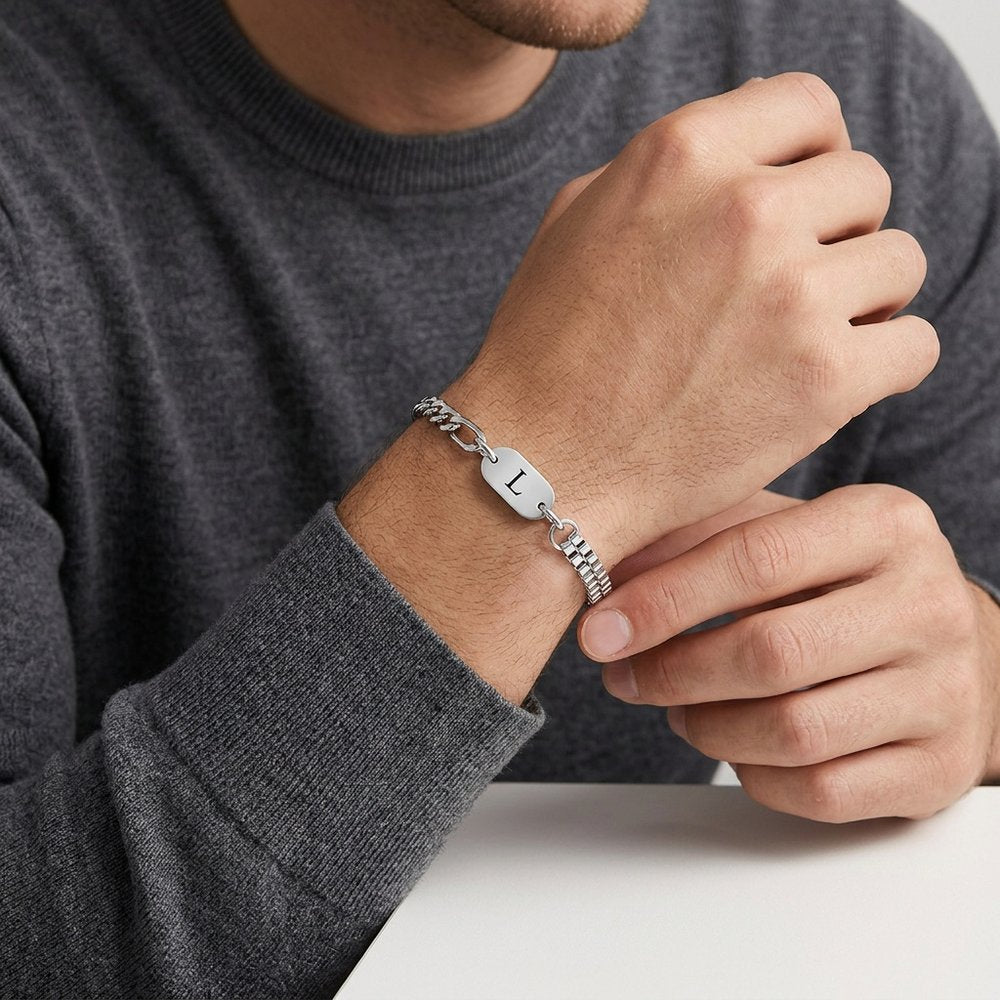 Main d'homme portant le bracelet avec initiale gravée