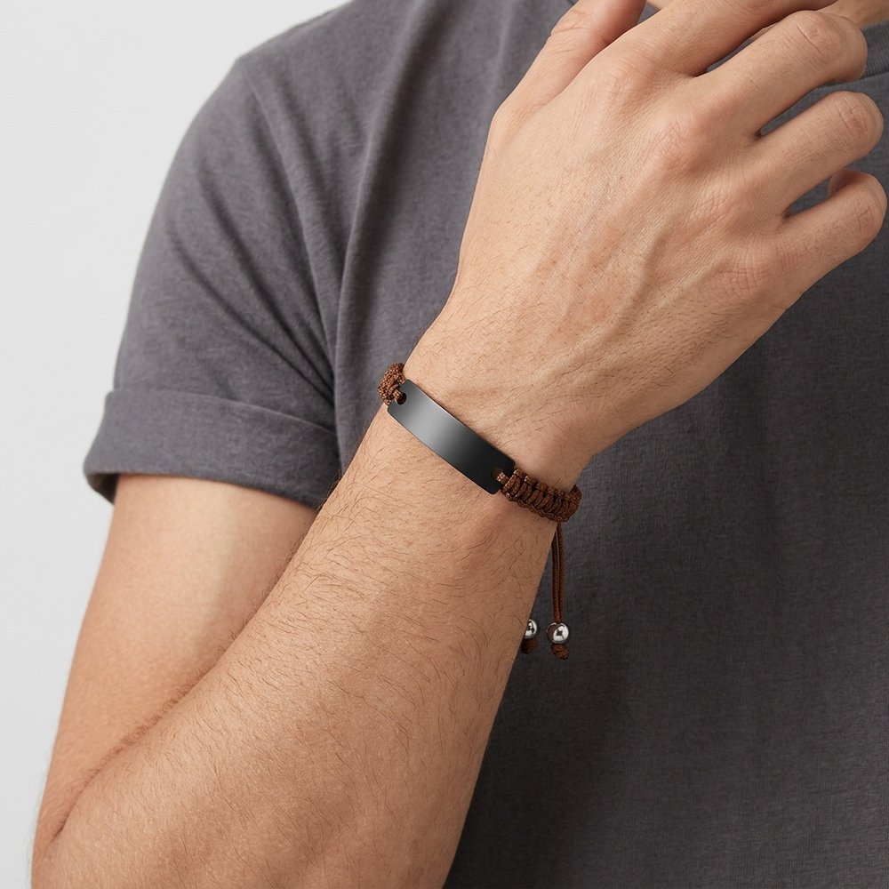 Bracelet macramé homme porté au poignet