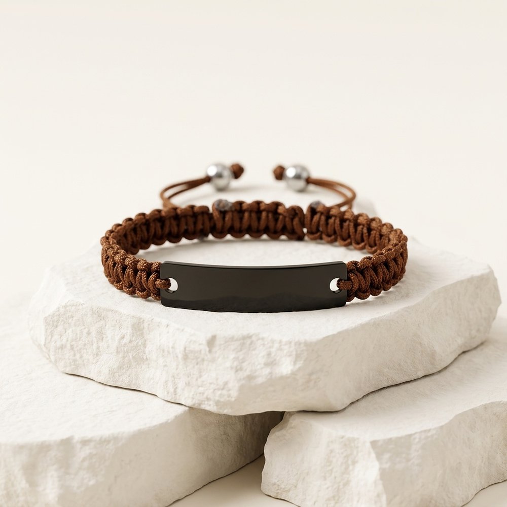 Bracelet macramé homme posé sur une pierre minérale ivoire