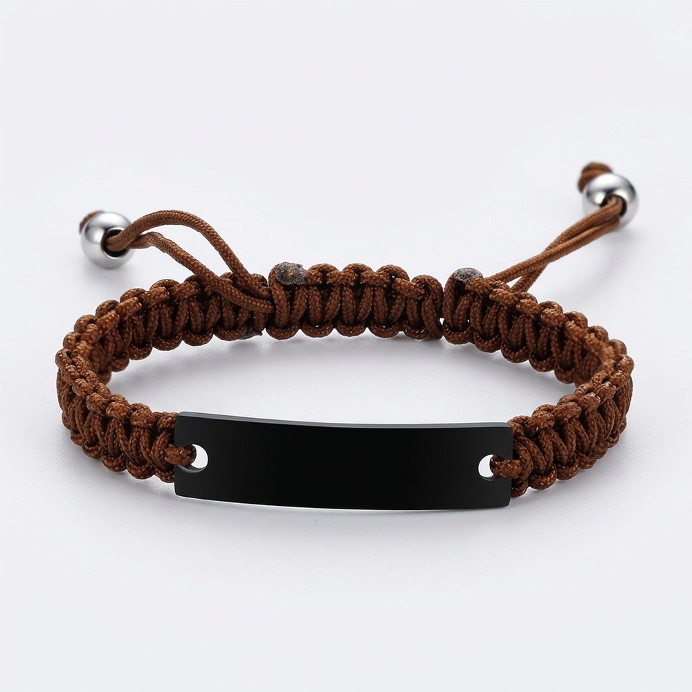 Bracelet macramé personnalisé à plaque, vue produit sur fond neutre