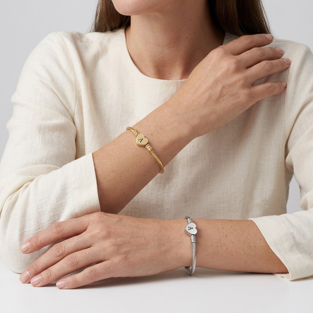 Bracelet manchette cœur initial, porté au poignet
