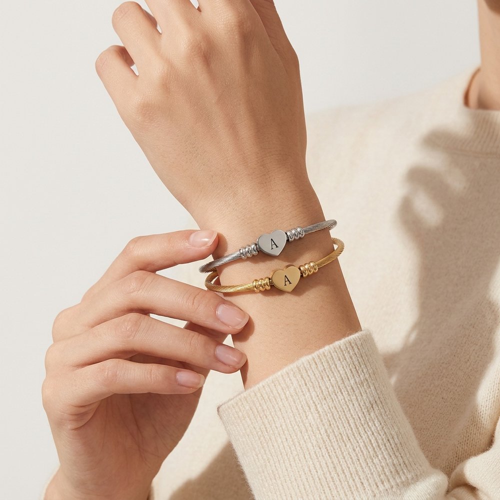 Bracelet manchette cœur initial, geste de main au poignet