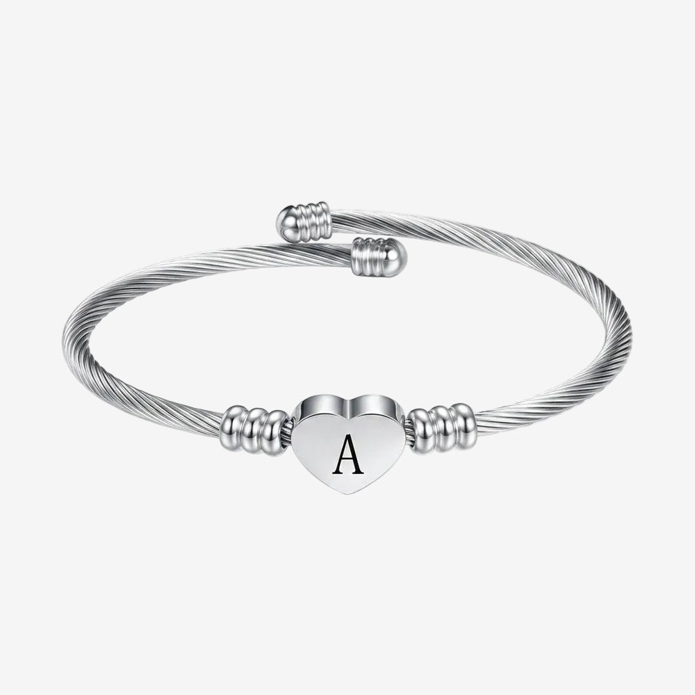 Bracelet manchette cœur initial, vue produit sur fond neutre