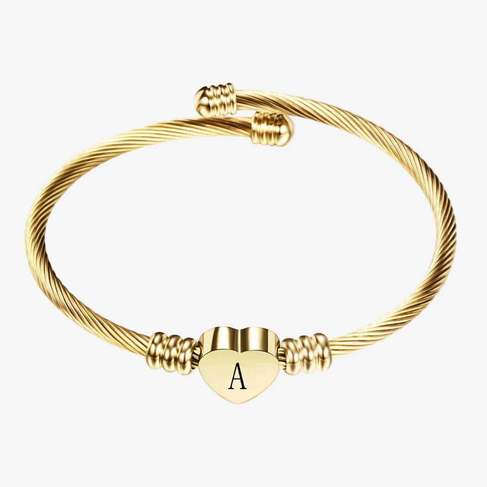 Bracelet manchette couleur or avec une initial gravé dessus