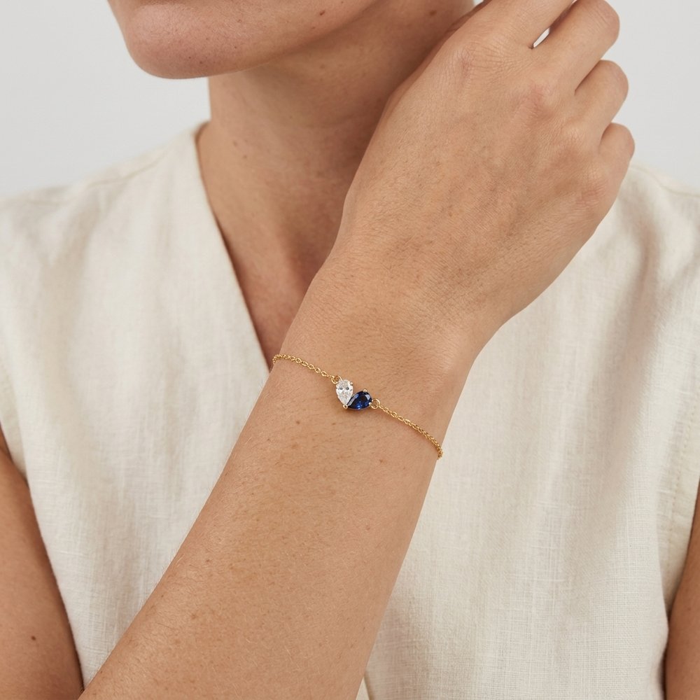 Bracelet pierre de naissance double cœur porté au poignet
