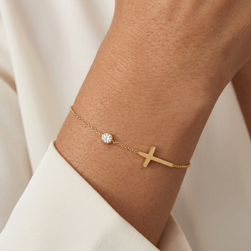 Bracelet pierre de naissance et croix porté au poignet