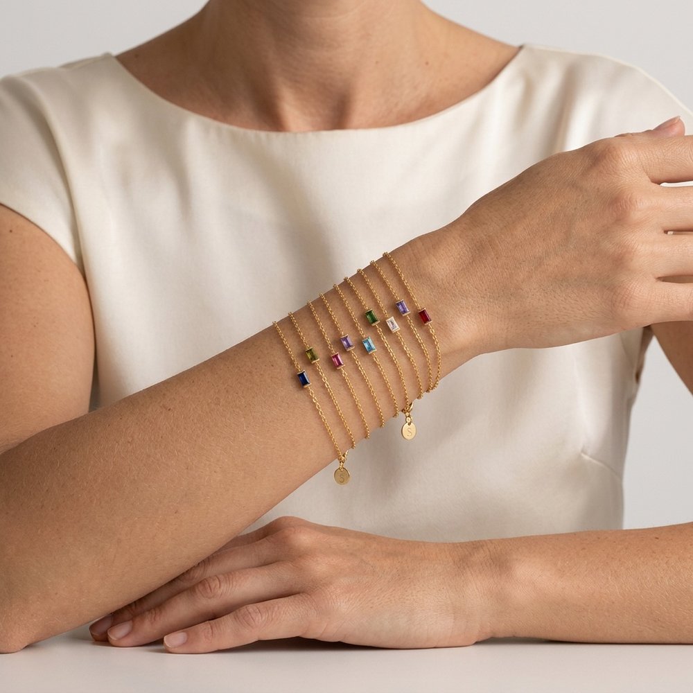 Bracelet pierre de naissance minimaliste porté au poignet