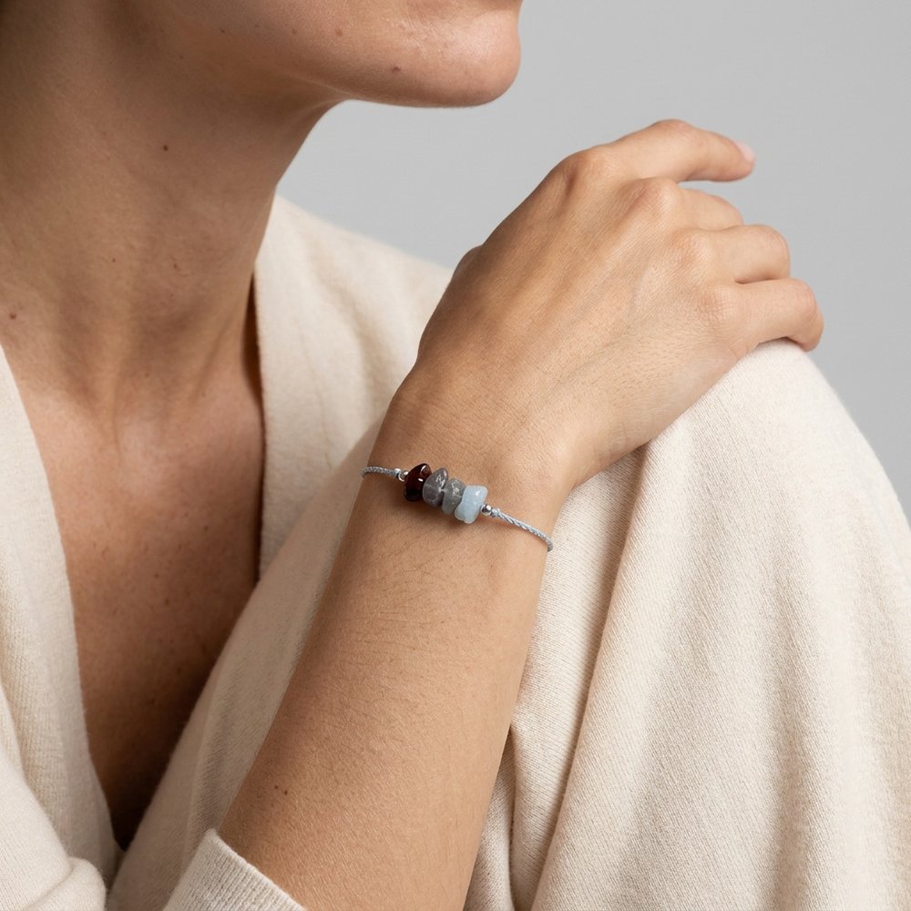 Bracelet pierres naturelles de naissance porté au poignet