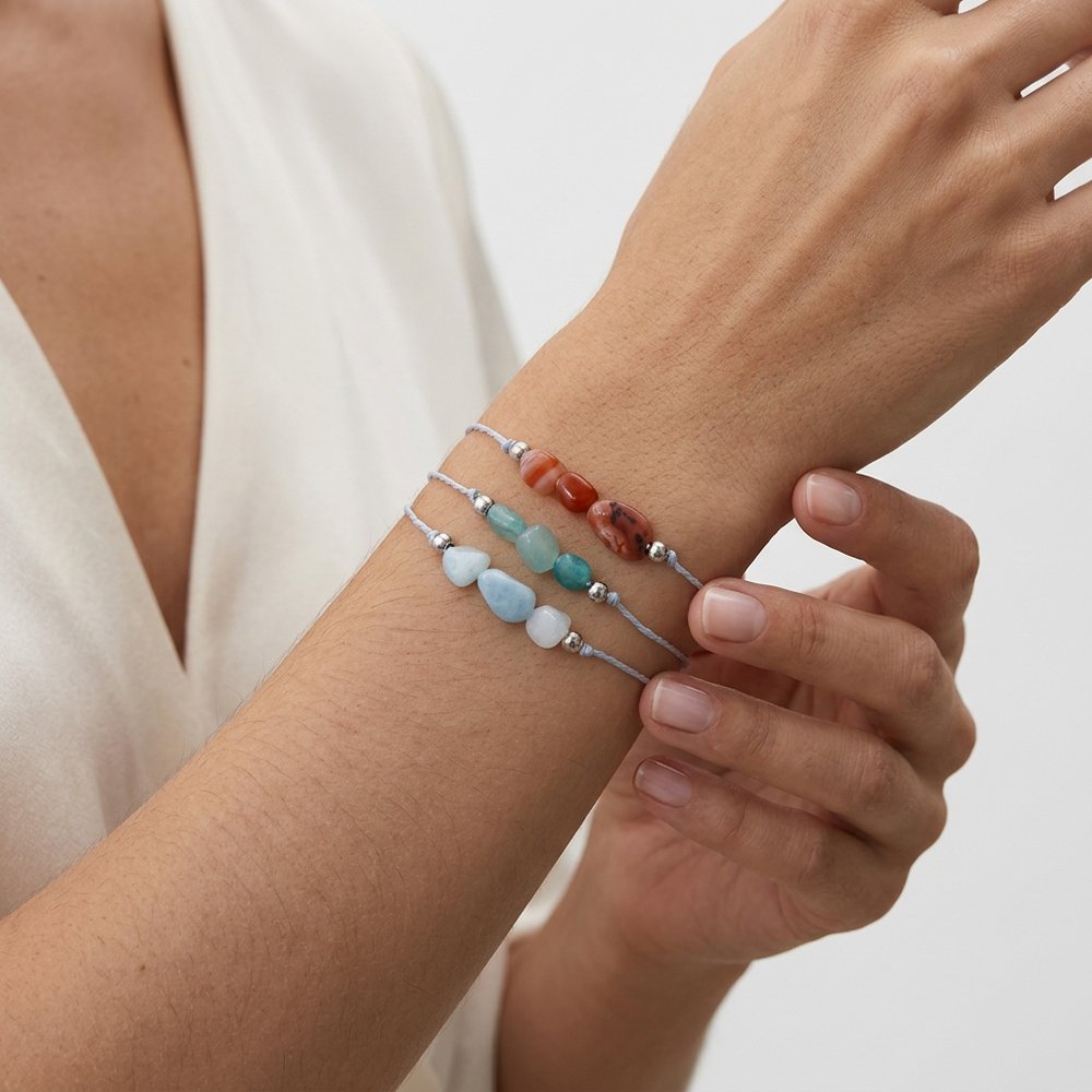 Bracelet pierres naturelles, geste de main au poignet