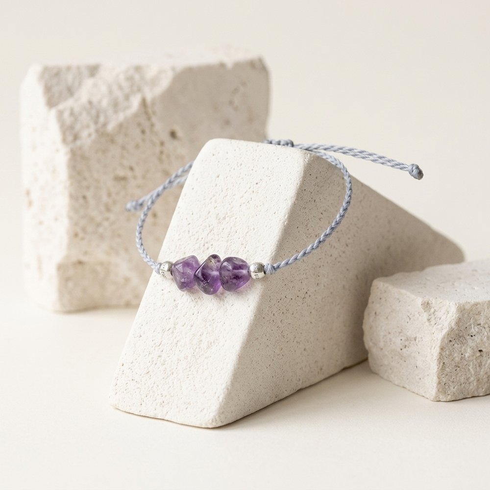 Bracelet pierres naturelles de naissance posé sur un support minéral ivoire