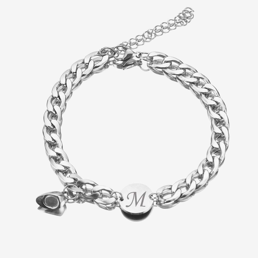 Bracelet connecté couple, vue individuelle avec initiale gravée et demi-cœur aimanté