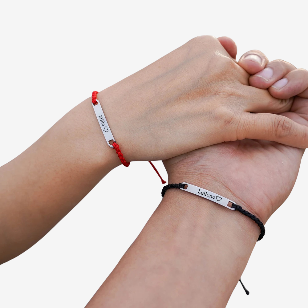 Bracelet couple distance porté par deux poignets, cordons rouge et noir gravés
