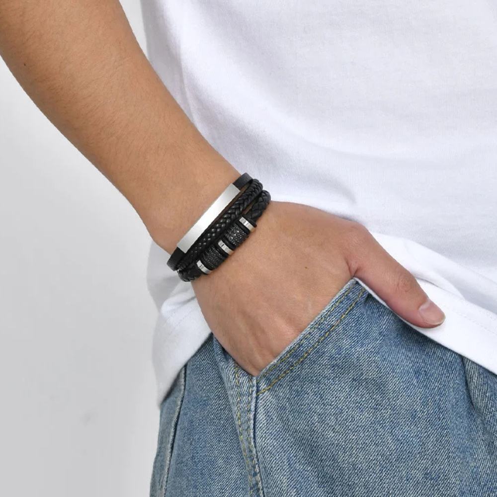 Bracelet cuir homme tressé noir porté au poignet, plaque argentée gravable