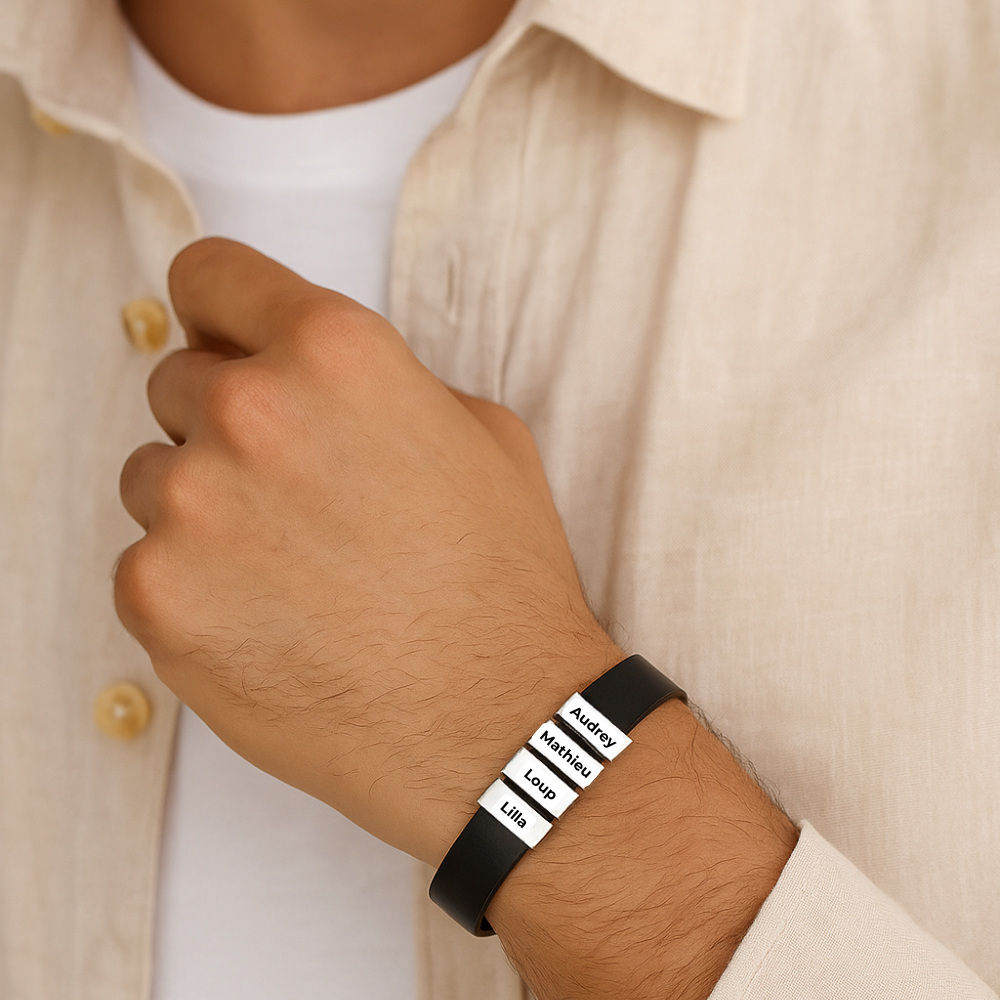 Bracelet homme cuir personnalisé porté au poignet, plaques gravées de 4 prénoms