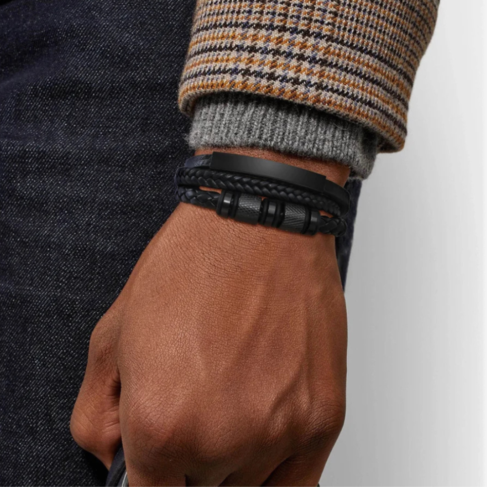 Bracelet cuir homme tressé noir porté au poignet, plaque acier noir discrète