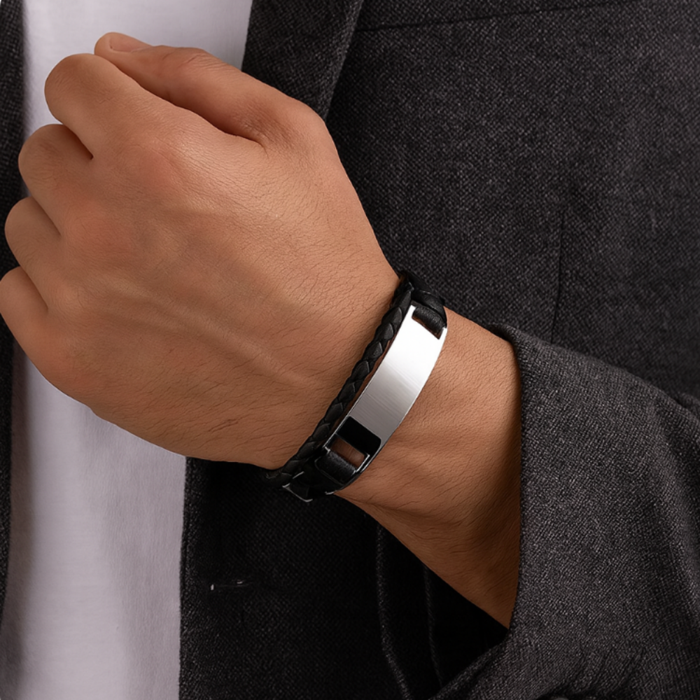 Bracelet cuir personnalisé homme porté au poignet, plaque argentée sur tressage noir