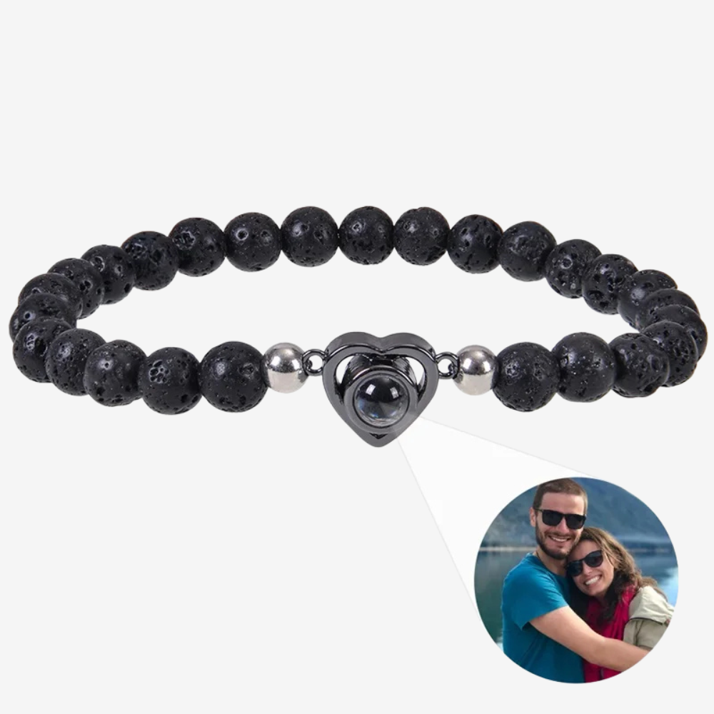 Bracelet femme avec photo en perles de lave noires, cœur de projection avec photo couple