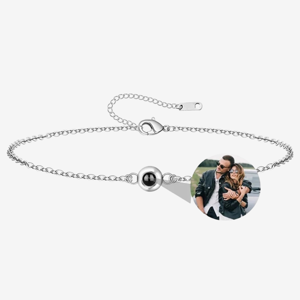 Bracelet femme photo projection en chaîne argentée fine, sphère de projection avec photo couple