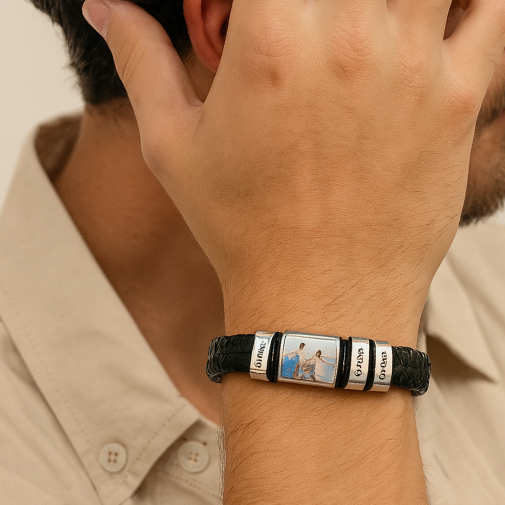 Bracelet homme photo porté au poignet, cuir tressé noir et photo gravée