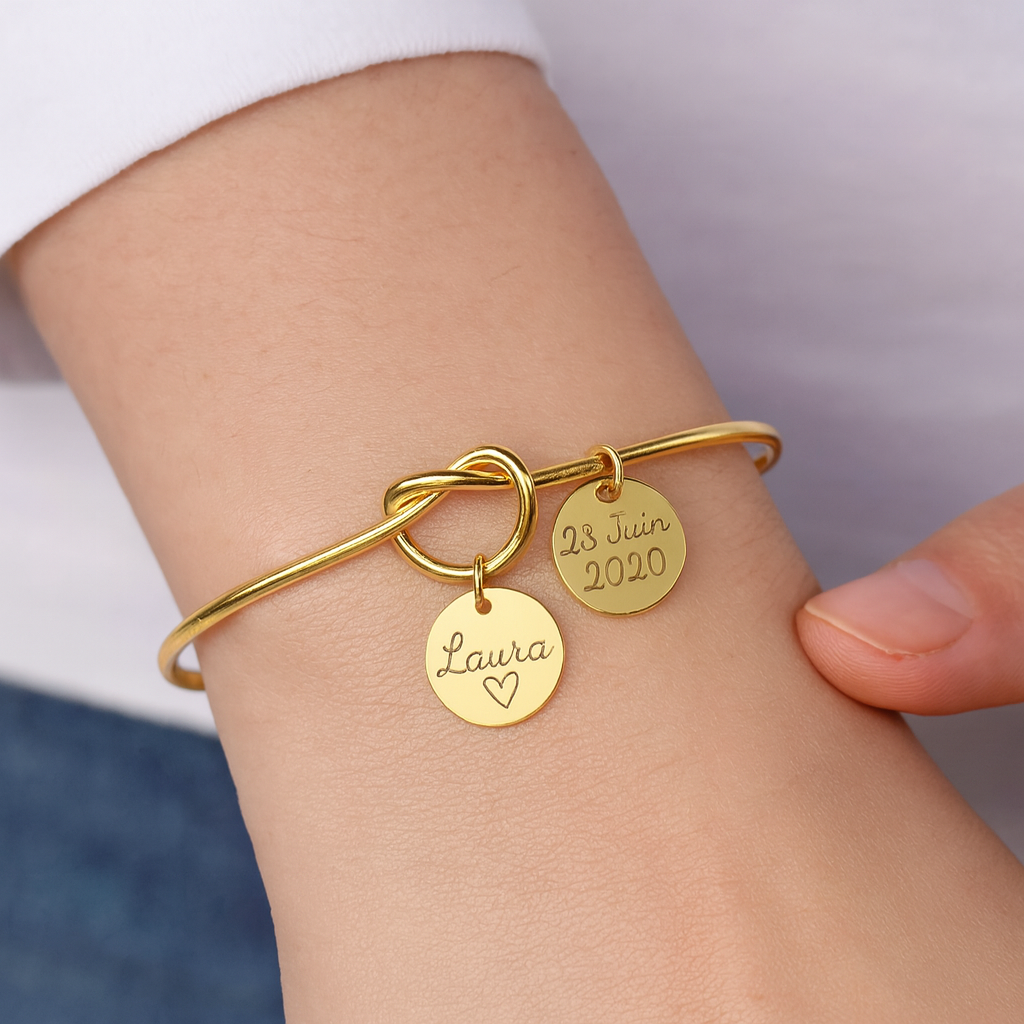 Bracelet jonc nœud à personnaliser porté au poignet, médaillons dorés gravés