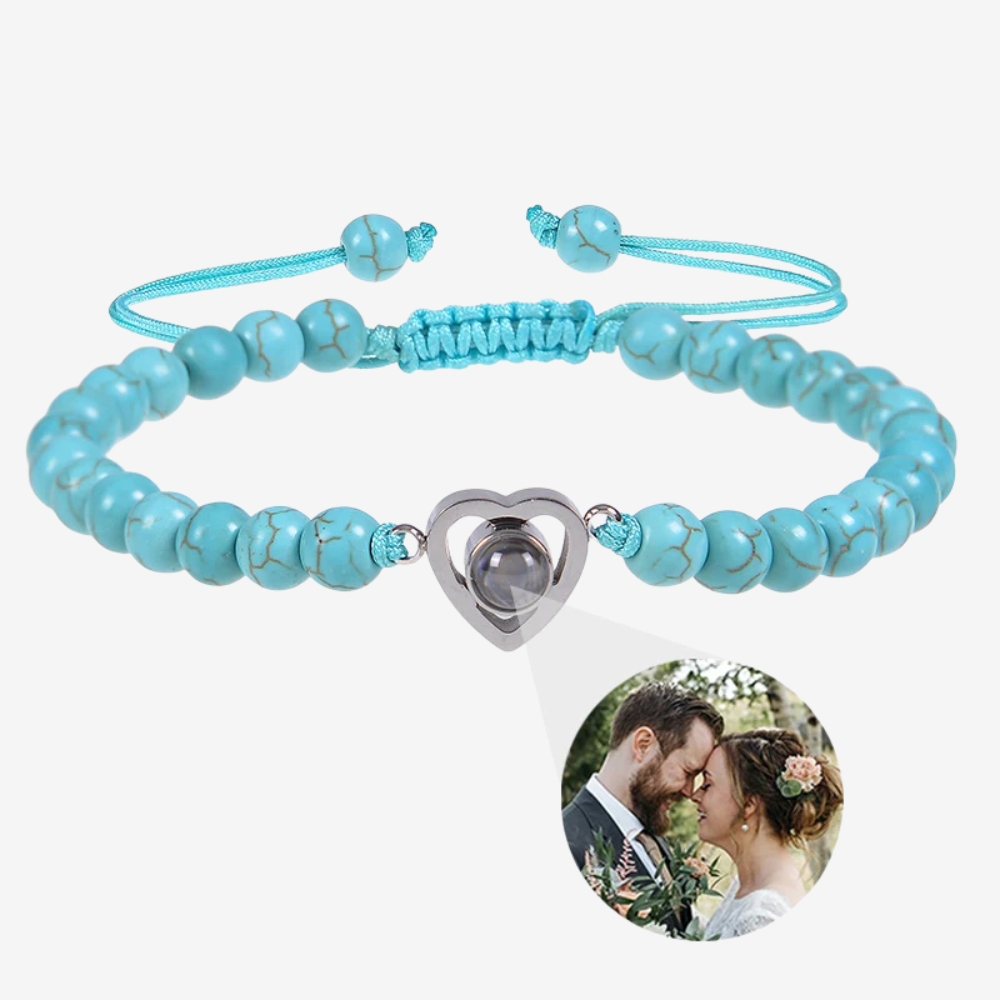 Bracelet photo loupe en perles turquoise, cœur de projection avec photo couple