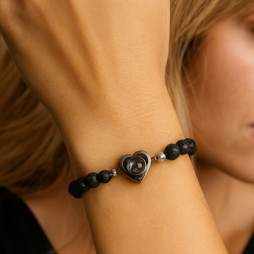 Bracelet femme avec photo porté au poignet, perles noires et cœur de projection
