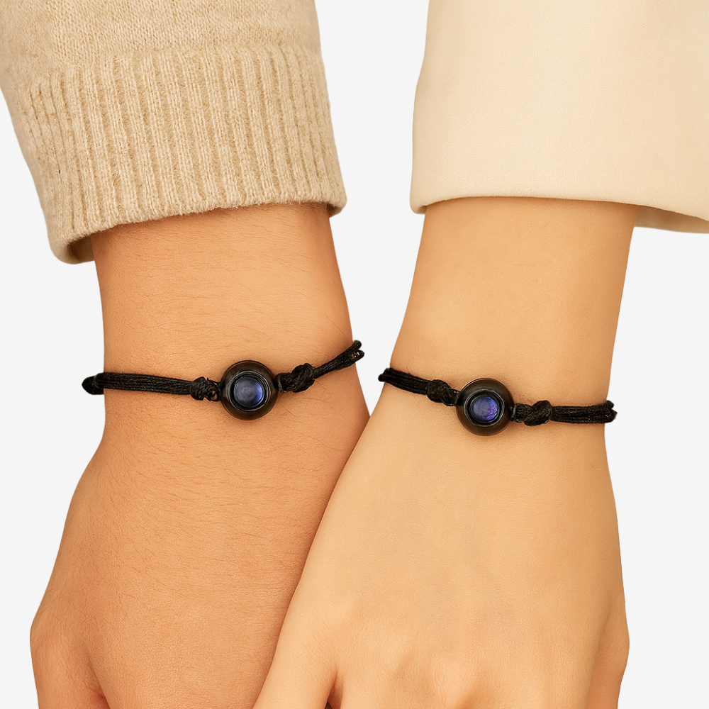 Bracelet avec photo projection porté par deux poignets, cordon noir unisexe