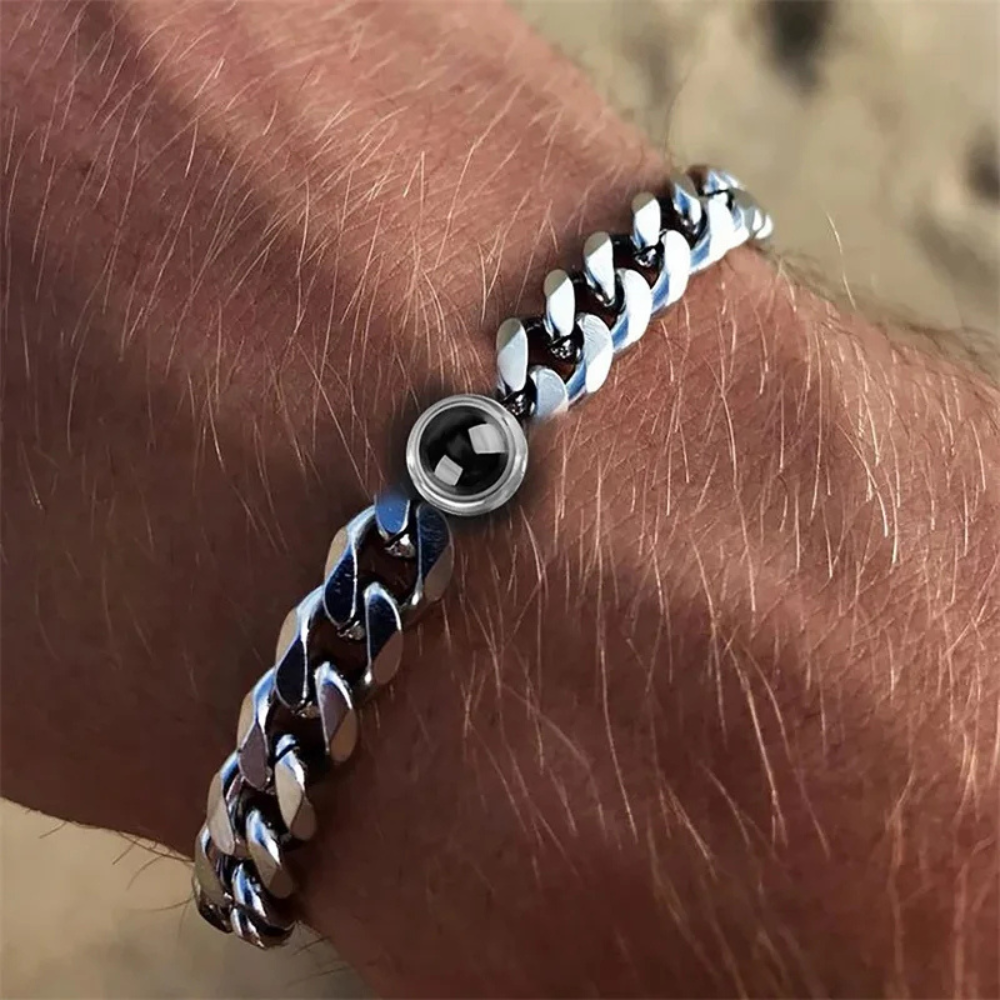 Bracelet photo projection homme, gros plan sur la chaîne gourmette argentée au poignet