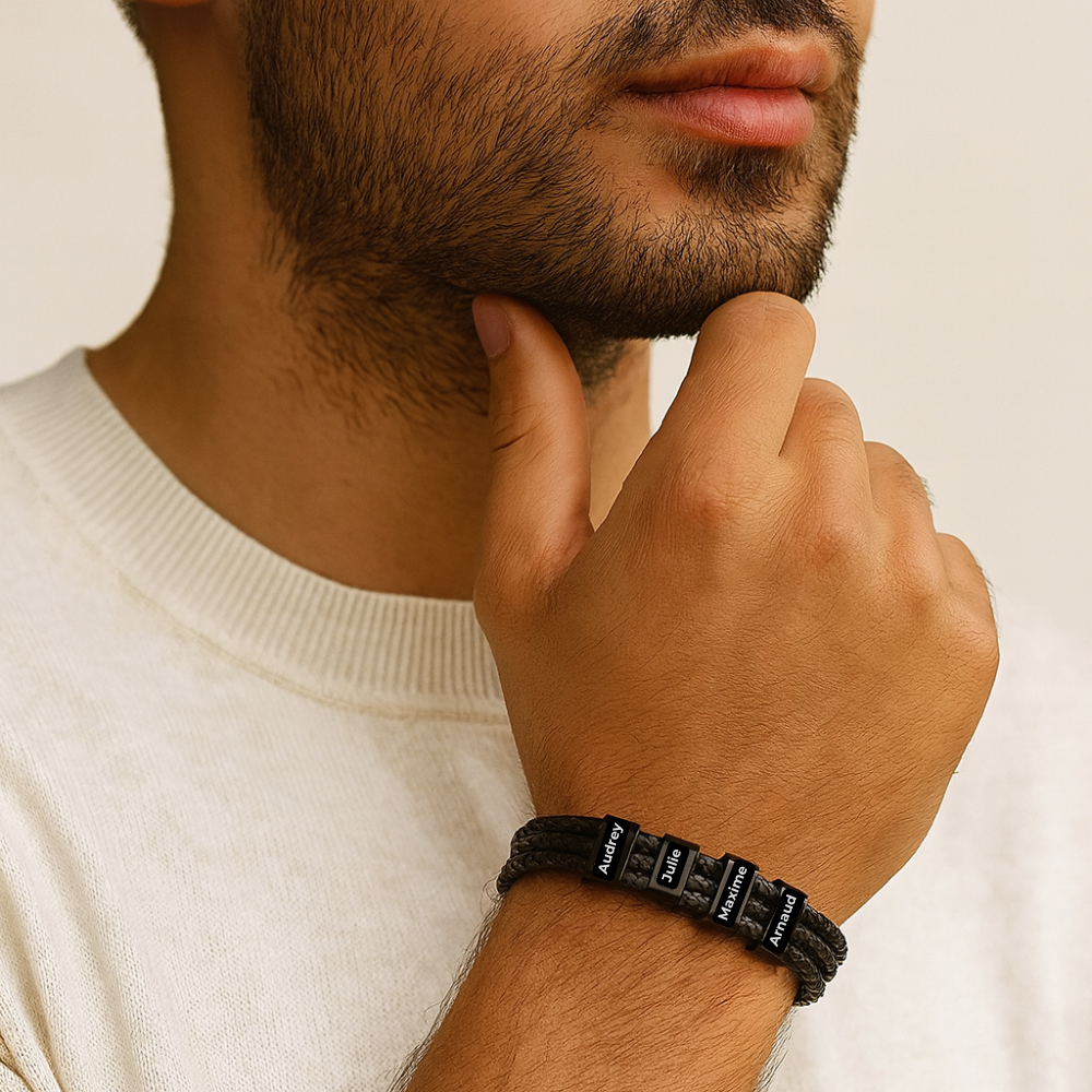 Bracelet prénom homme porté au poignet, plaques gravées en cuir noir tressé