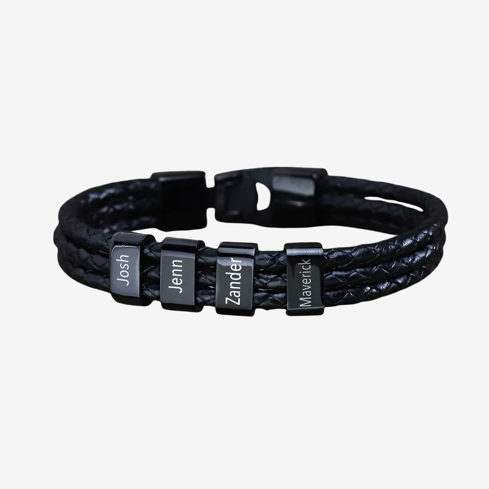 Bracelet prénom homme en cuir noir tressé, 4 plaques gravées de prénoms, fermoir cliquet