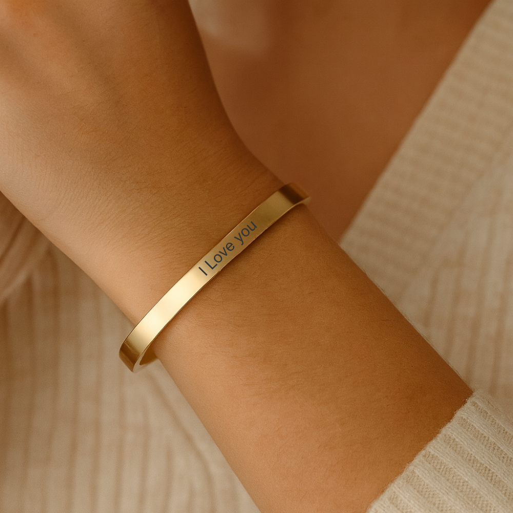 Bracelet à personnaliser femme porté au poignet, gravure I love you dorée