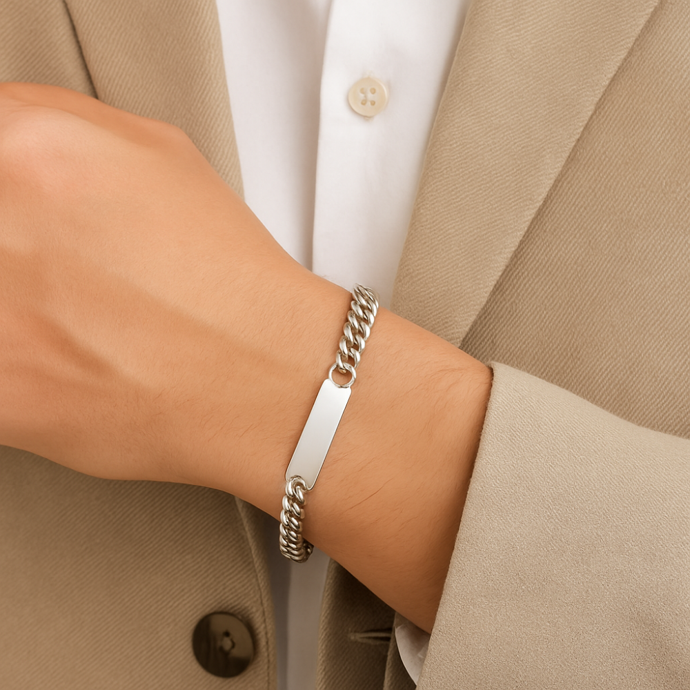 Gourmette homme personnalisable portée au poignet, maille fine argentée