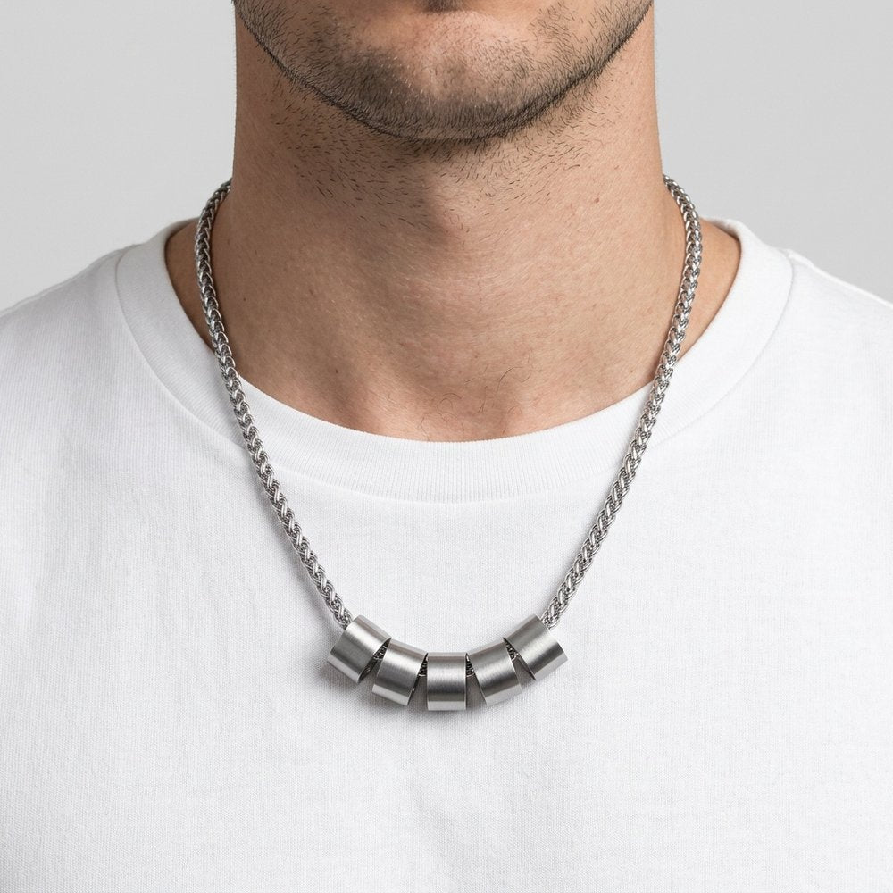 Collier homme personnalisé porté sur un t-shirt