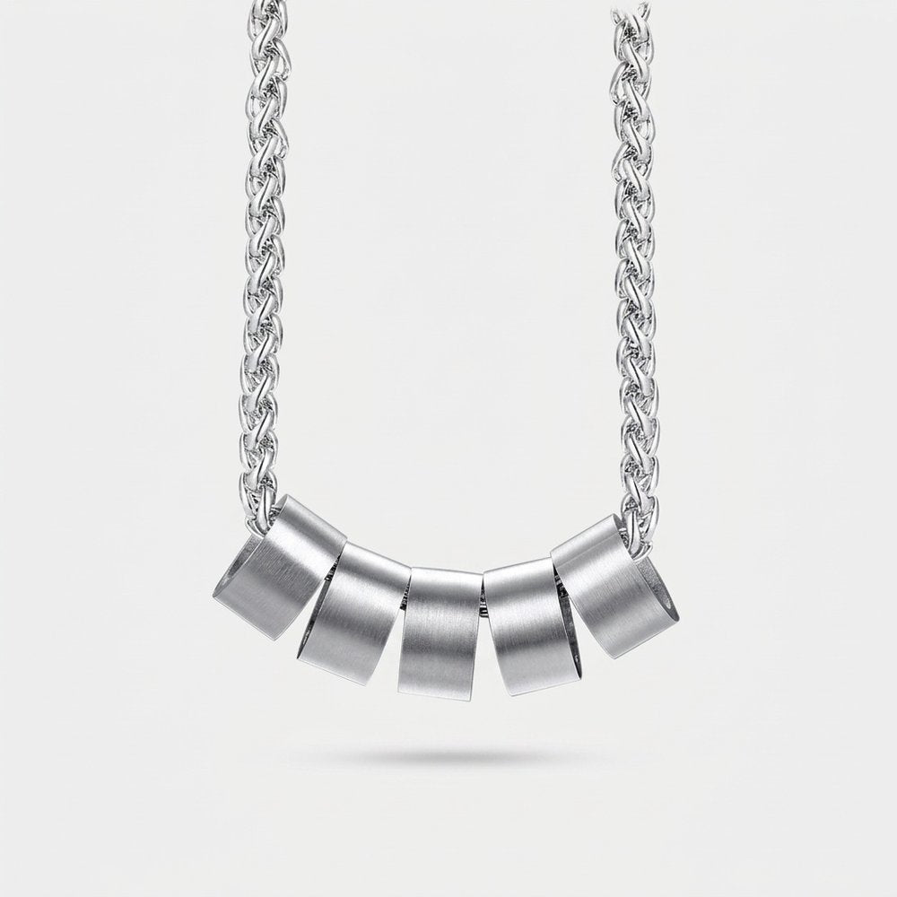Collier prénom homme à perles en acier, vue produit sur fond neutre