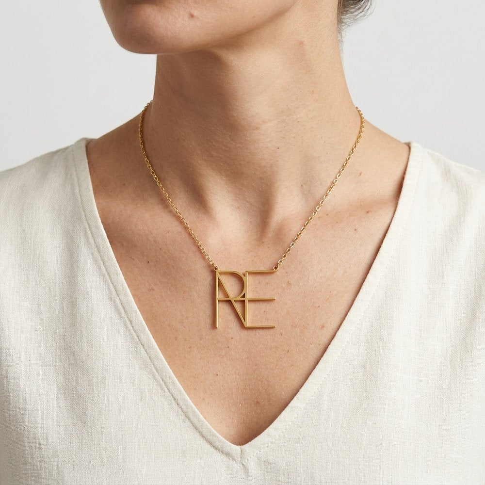 Collier monogramme porté par une femme