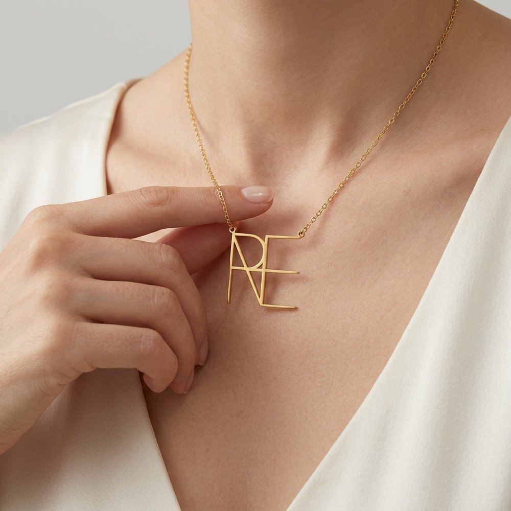 Femme portant le collier avec initiales en monogramme