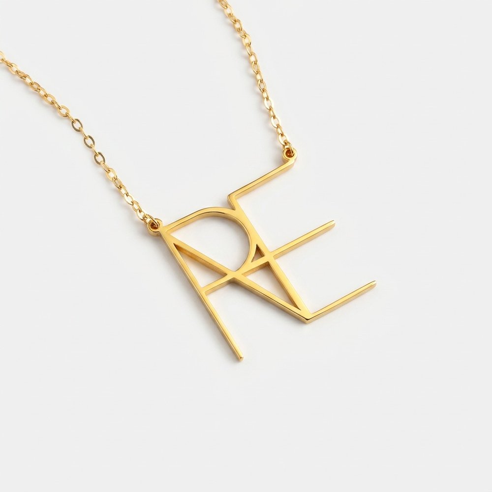 Collier lettres initiales en monogramme, vue produit sur fond neutre