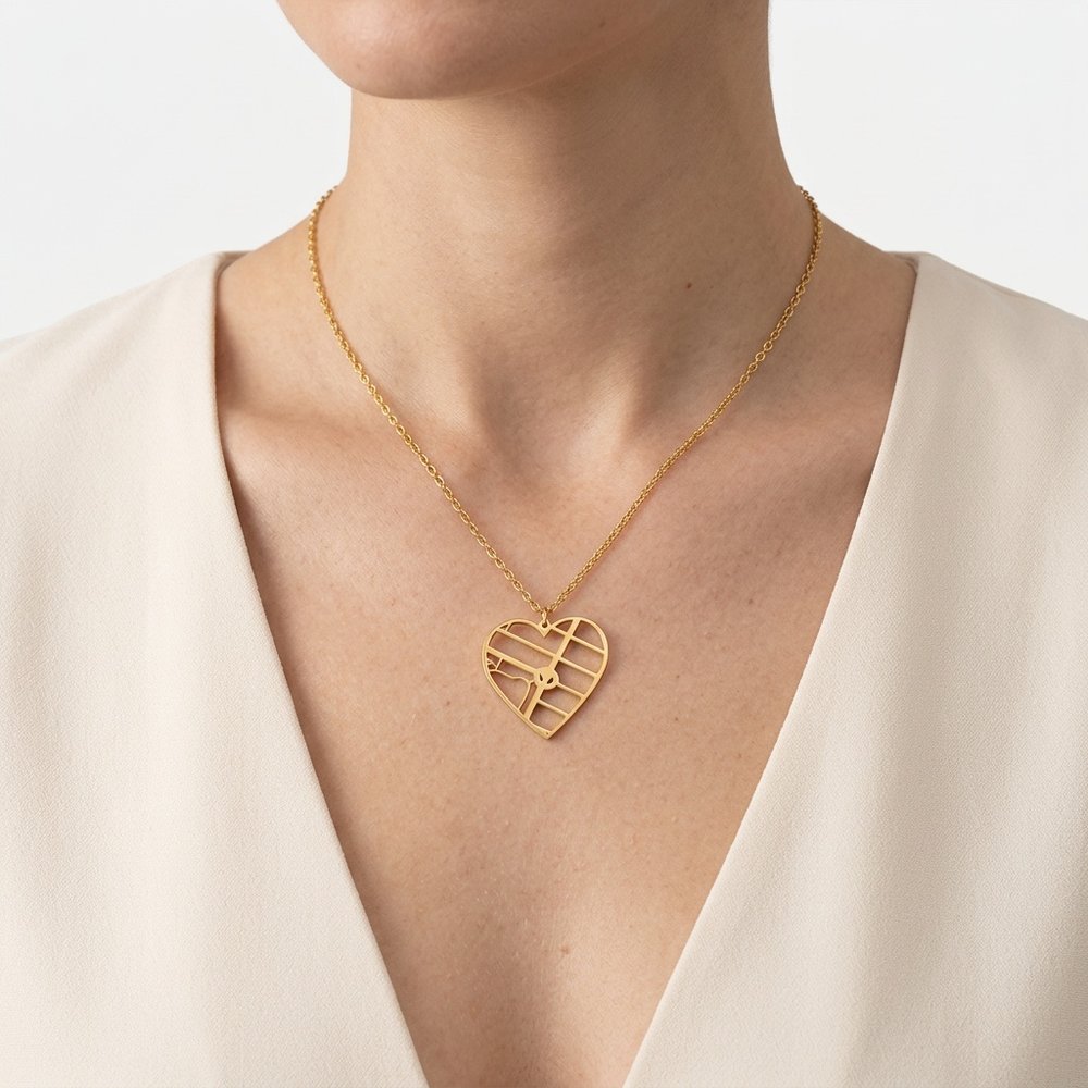 Collier personnalisé femme porté au cou