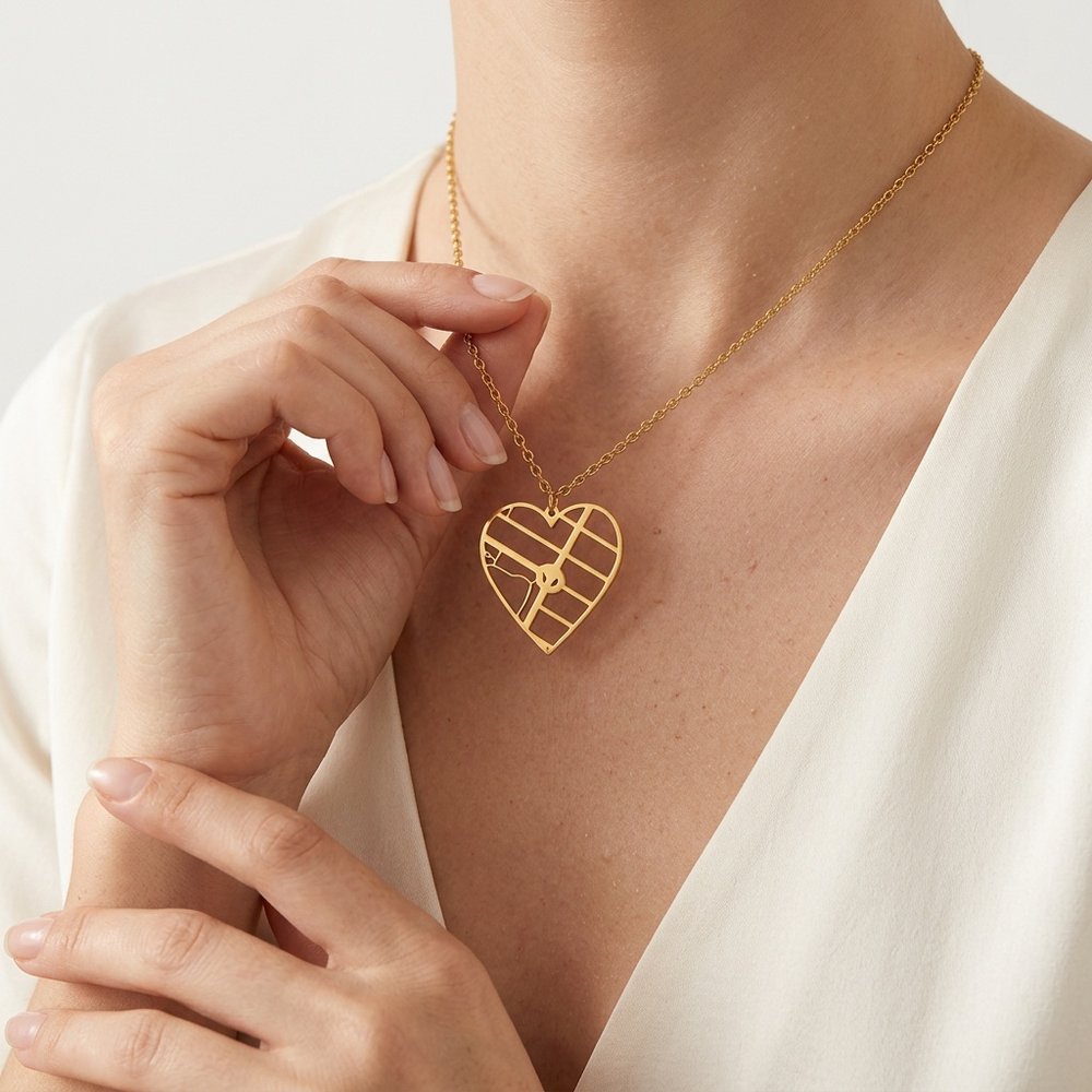 Femme tenant son collier souvenir en forme de cœur